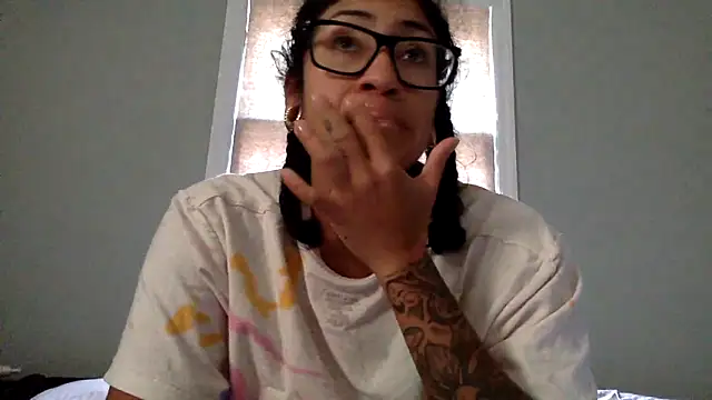 Snapshot of LatinaLoka chatting on March 21, 2026, 1:59 pm LatinaLoka online show from March 21, 2026, 1:59 pm