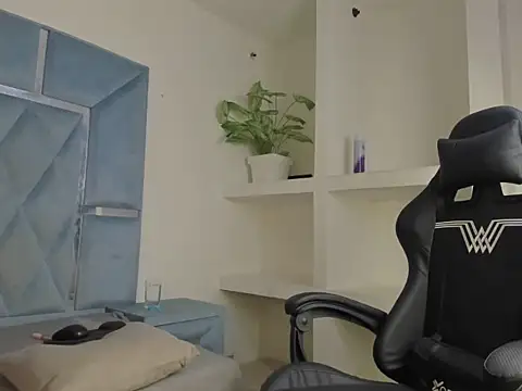 kiaraht online show from April 10, 2026, 4:52 am