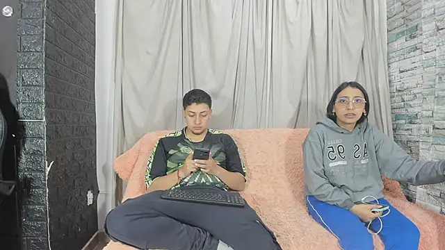 NoahAndBunny online show from May 4, 2026, 11:13 am