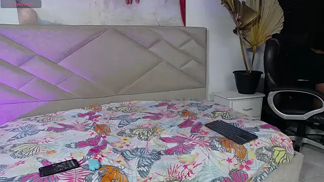 DestiinyBlack online show from April 21, 2026, 2:01 pm