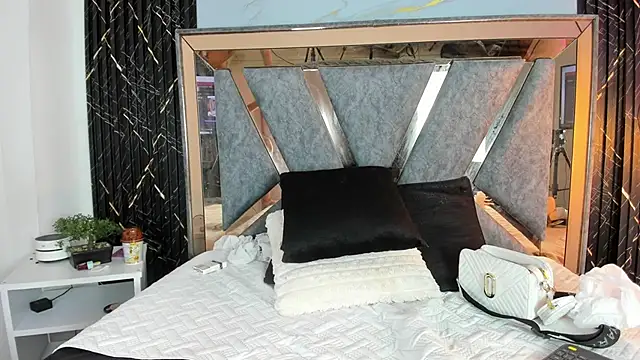 Hanna jonnes  online show from March 12, 2026, 9:41 pm