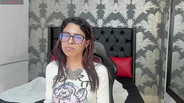 Snapshot of Emily_Lopera chatting on June 21, 2026, 11:43 pm Emily Lopera online show from June 21, 2026, 11:43 pm
