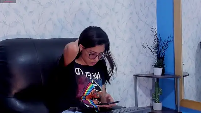 Snapshot of Emily_Lopera chatting on July 8, 2026, 3:56 pm Emily Lopera online show from July 8, 2026, 3:56 pm