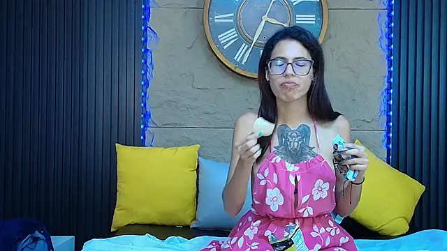 Snapshot of Emily_Lopera chatting on June 17, 2026, 12:00 am Emily Lopera online show from June 17, 2026, 12:00 am