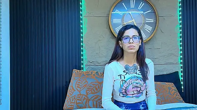 Snapshot of Emily_Lopera chatting on July 10, 2026, 10:21 pm Emily Lopera online show from July 10, 2026, 10:21 pm
