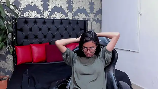 Emily Lopera online show from April 29, 2026, 2:32 pm