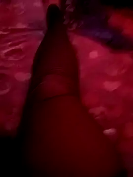 edeslanyka23 online show from April 17, 2026, 9:28 pm