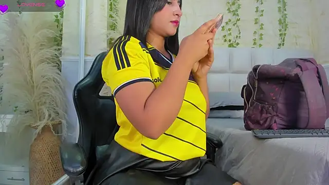 Snapshot of AlondraSoomer chatting on June 18, 2026, 5:17 am AlondraSoomer online show from June 18, 2026, 5:17 am