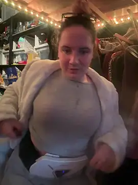 curvyneon online show from April 3, 2026, 2:12 pm