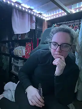 curvyneon online show from April 17, 2026, 6:11 pm