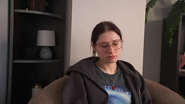 Snapshot of KaryLias chatting on March 16, 2026, 5:44 am KaryLias online show from March 16, 2026, 5:44 am