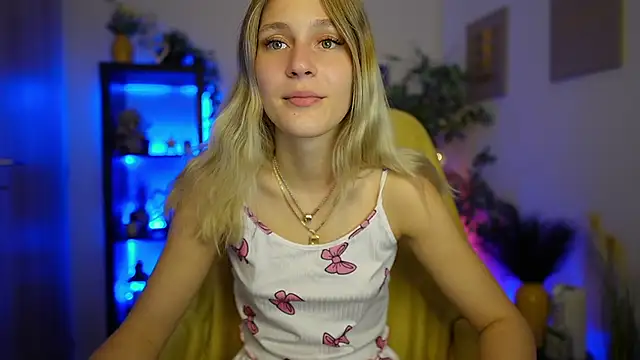 Snapshot of Luna_Grace18 chatting on April 8, 2026, 1:12 pm Luna Grace18 online show from April 8, 2026, 1:12 pm