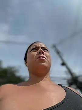 Snapshot of LauTul chatting on April 7, 2026, 2:08 pm LauTul online show from April 7, 2026, 2:08 pm