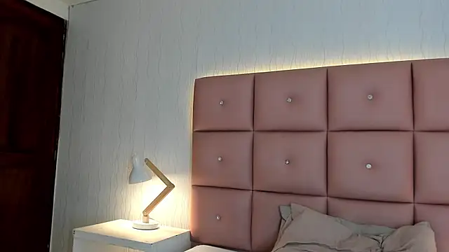 tifanywollf online show from April 4, 2026, 3:13 am