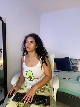Snapshot of Luciianita_lov199 chatting on April 28, 2026, 8:35 pm Luciianita lov199 online show from April 28, 2026, 8:35 pm