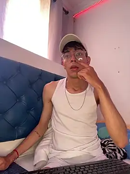 Snapshot of Milo_Gunnar chatting on April 15, 2026, 7:40 pm Milo Gunnar online show from April 15, 2026, 7:40 pm