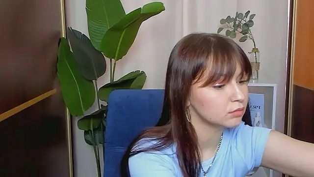 IzolaHirai online show from March 19, 2026, 7:30 am