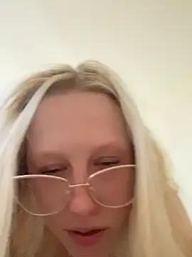 LeniMaria online show from April 22, 2026, 5:09 pm