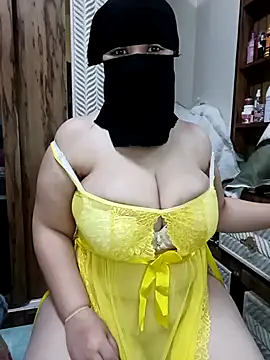 Snapshot of queen_lily chatting on May 17, 2026, 5:57 pm queen lily online show from May 17, 2026, 5:57 pm