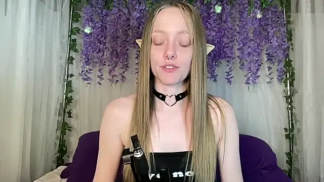Snapshot of ElfGirlAna chatting on June 12, 2026, 2:37 pm ElfGirlAna online show from June 12, 2026, 2:37 pm