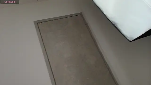 rooxxxxaa online show from April 9, 2026, 12:11 pm