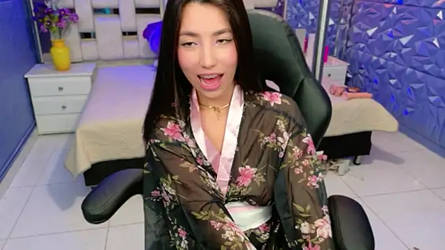 MiaLovelyn online show from March 22, 2026, 2:18 pm