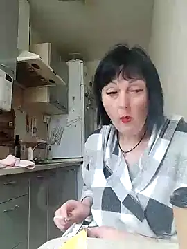 HelgaDennis online show from April 1, 2026, 2:03 pm