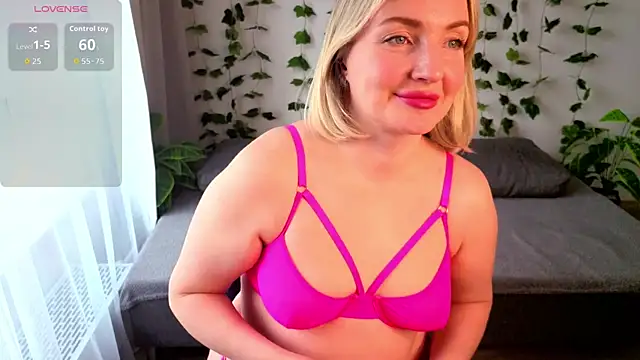 MonikFoxi online show from April 24, 2026, 4:25 am