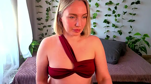 MonikFoxi online show from April 29, 2026, 4:05 am
