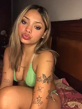 lolavixenn online show from April 25, 2026, 9:23 am