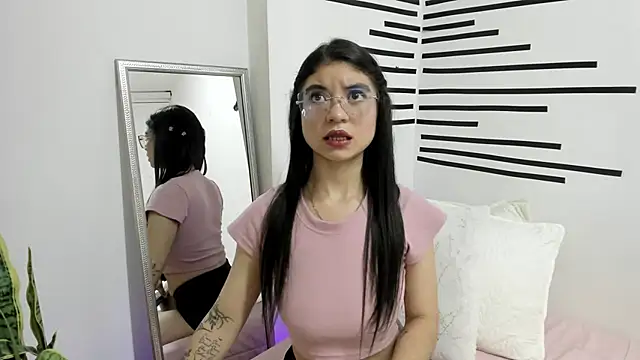 Snapshot of LindaCatalina_ chatting on June 10, 2026, 1:34 pm LindaCatalina online show from June 10, 2026, 1:34 pm