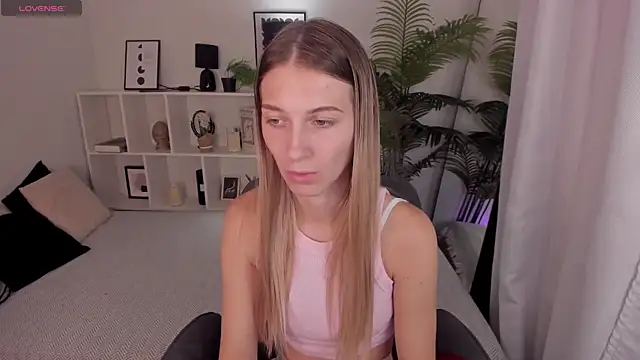 Snapshot of LauraPurr chatting on July 16, 2026, 6:32 am LauraPurr online show from July 16, 2026, 6:32 am