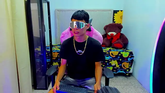 Dayron lee  online show from March 22, 2026, 9:16 pm