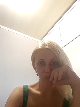 MiaLove183 online show from June 10, 2026, 1:56 pm