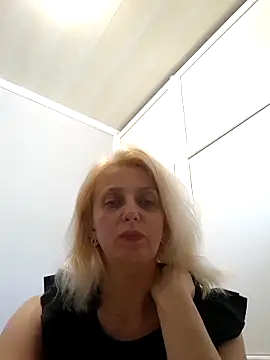 MiaLove183 online show from June 12, 2026, 2:04 pm