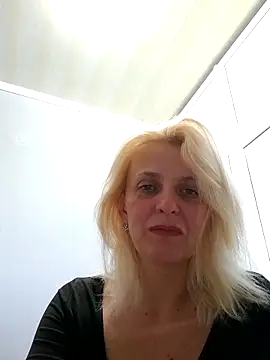 MiaLove183 online show from June 15, 2026, 1:55 pm