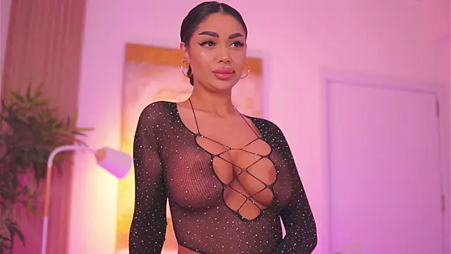 Snapshot of LatinaMorene chatting on May 13, 2026, 6:26 pm LatinaMorene online show from May 13, 2026, 6:26 pm