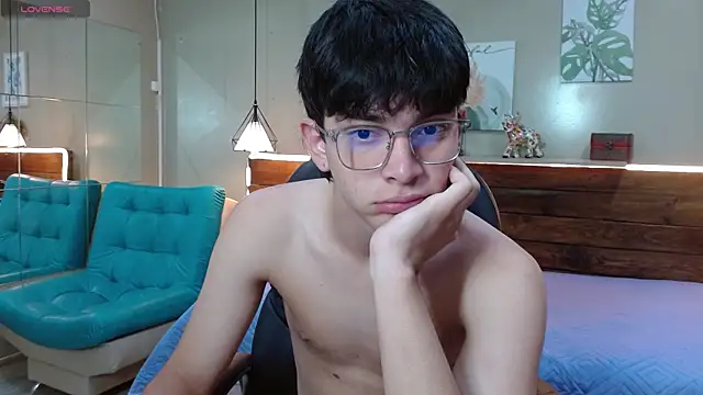 SantiTwinkyy online show from April 17, 2026, 12:19 pm