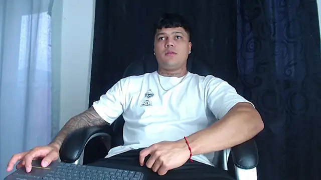 Snapshot of Pedro_x777 chatting on April 5, 2026, 10:49 pm Pedro x777 online show from April 5, 2026, 10:49 pm