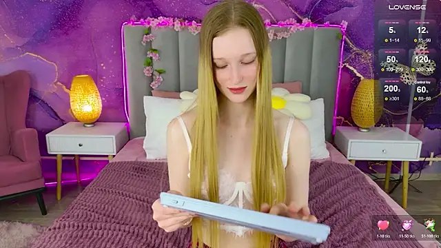 Snapshot of Mollydollzz chatting on April 18, 2026, 7:07 pm Mollydollzz online show from April 18, 2026, 7:07 pm