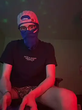 Snapshot of le-couple-en-chaleur_ chatting on March 24, 2026, 10:10 pm le-couple-en-chaleur online show from March 24, 2026, 10:10 pm