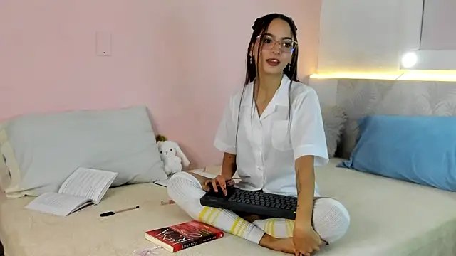 Snapshot of Daphne_Rosse chatting on April 9, 2026, 11:49 am Daphne Rosse online show from April 9, 2026, 11:49 am