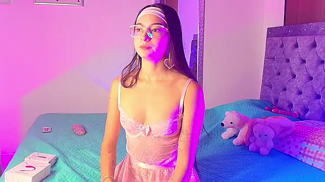 Snapshot of Daphne_Rosse chatting on July 5, 2026, 12:23 pm Daphne Rosse online show from July 5, 2026, 12:23 pm