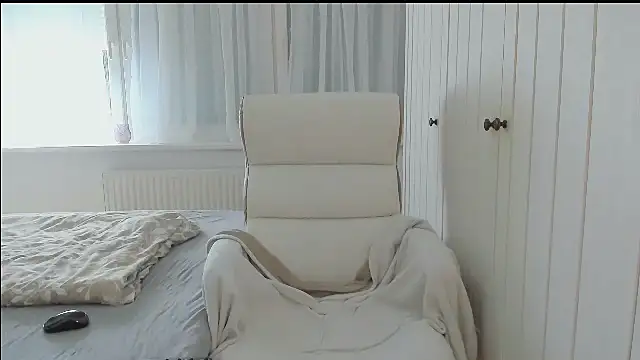 CutieLaura online show from April 5, 2026, 11:50 am