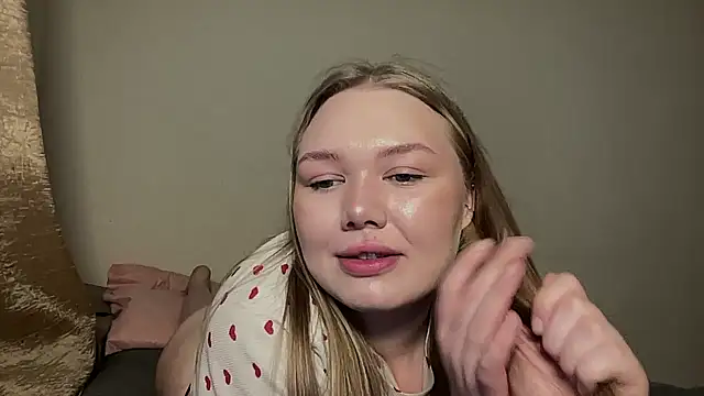 cutiejuliee online show from March 26, 2026, 10:57 am