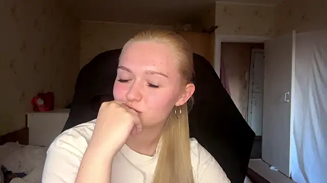 Snapshot of Sophia_Blonde chatting on March 31, 2026, 2:41 pm Sophia Blonde online show from March 31, 2026, 2:41 pm