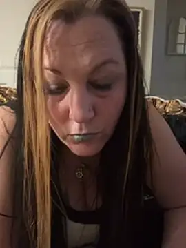 Queenemerald online show from April 1, 2026, 2:35 am