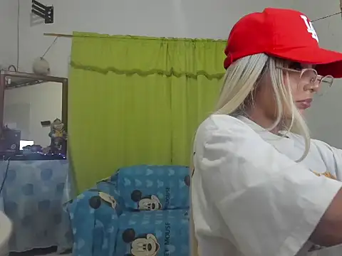 Snapshot of skinny_tyffany chatting on May 27, 2026, 5:04 am skinny tyffany online show from May 27, 2026, 5:04 am