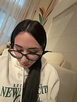 juliacosta online show from May 10, 2026, 7:38 pm