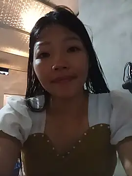 Snapshot of -Quyny- chatting on June 8, 2026, 10:49 am -Quyny- online show from June 8, 2026, 10:49 am